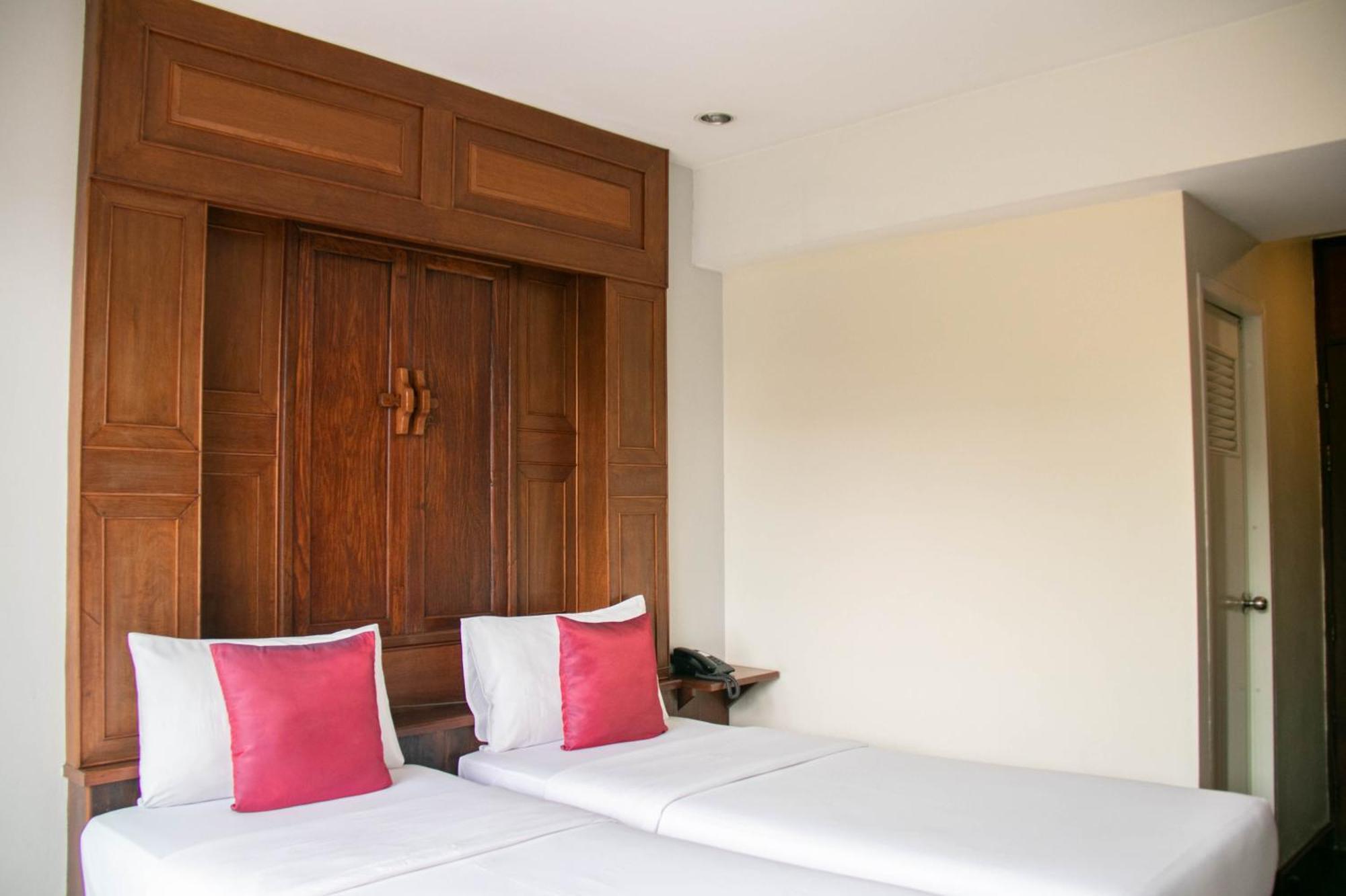 Deluxe Twin Room Main Building